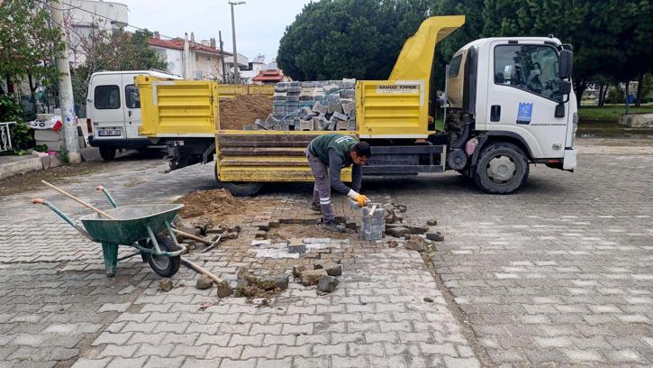 Kuşadası'nda bozulan 11 noktadaki yolun onarımı yapıldı
