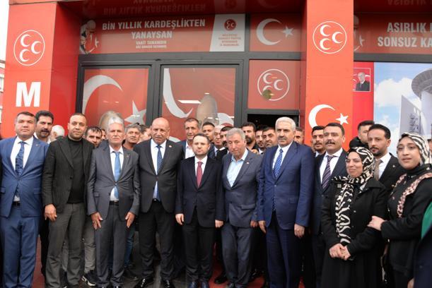 Adalet Bakanı Akın Gürlek, Diyarbakır'da MHP ve AK Parti il başkanlıklarını ziyaret etti
