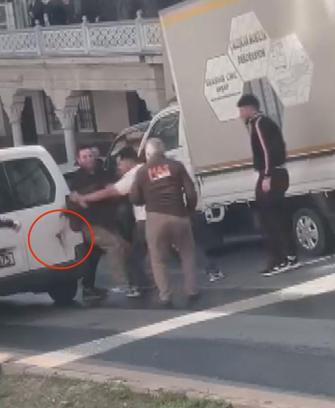 Kağıthane’de iki sürücünün bıçaklı yol verme kavgası kamerada