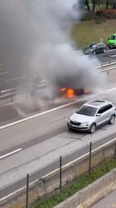 Sancaktepe'de seyir halindeki hafif ticari araç alev alev yandı