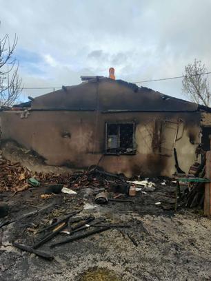 Yanan ev kullanılamaz hale geldi