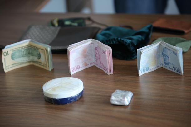 Otobüste unutulan içinde 600 bin liralık altın ve bir miktar para olan çanta sahibine ulaştırıldı