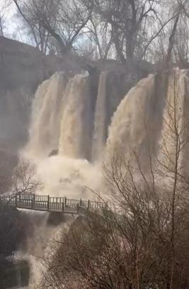 Sel suları nedeniyle Sızır Şelalesi, çamur renginde akmaya başladı
