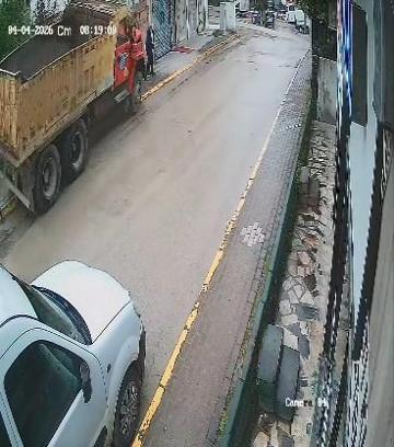 Çalışır halde bırakılan hafriyat kamyonu hareket edip kaldırımdaki yayaya çarptı; kaza kamerada