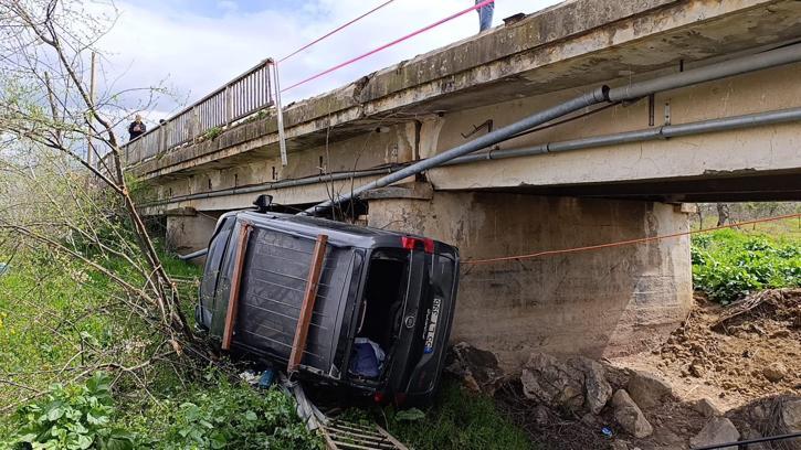 Kazada savrulan hafif ticari araç, dere yatağına uçtu: 4 yaralı