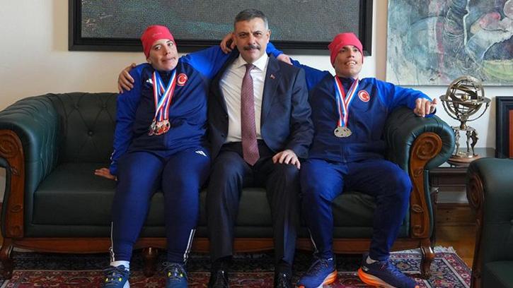 Otizmli ikiz kayakçıların hedefi dünya şampiyonluğu