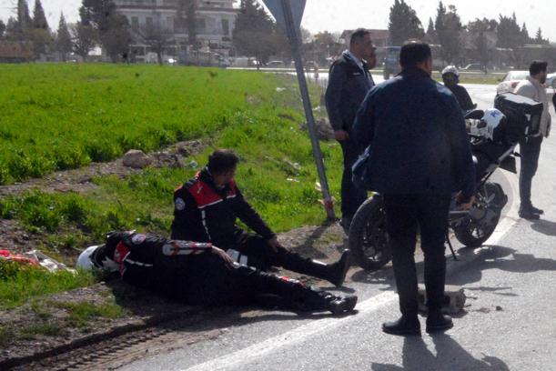 Babasından izinsiz aldığı otomobille polislere çarptı: 2 yaralı