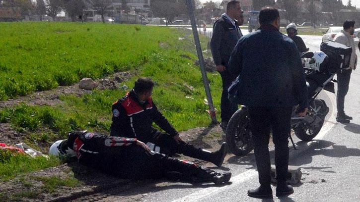 Babasından izinsiz aldığı otomobille polislere çarptı: 2 yaralı