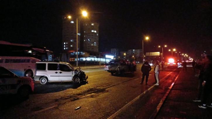 Seyir halindeyken arızalan minibüse hafif ticari araç çarptı: 6 yaralı