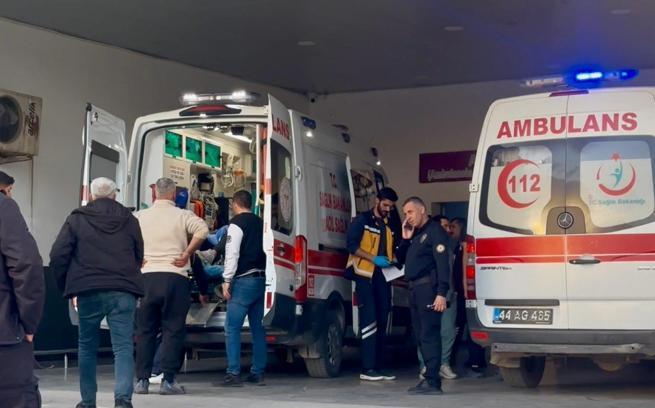 Bıçaklı kavgada 2 kardeş yaralandı