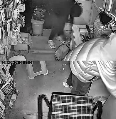 Yüzlerini kapüşonla gizleyip, 150 bin liralık telefon ve aksesuar çaldılar