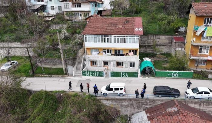 ‘Ben Mesih'im’ deyip, evinin çatısına ve çitlerine yazılar yazdı