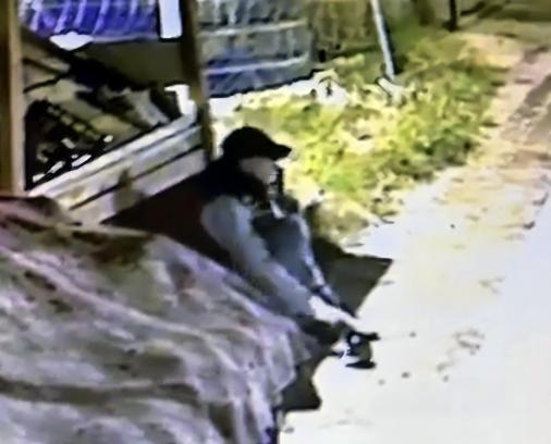 İş yerindeki ayakkabıyı giyip, çaldı