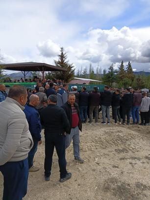 Otomobil ağaca çarptı: 2 ölü, 2 yaralı (3)