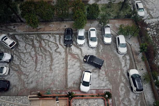 Adana’da sağanak ve dolu yağışı; cadde ve sokaklar beyaza büründü
