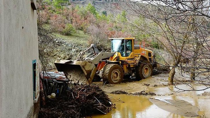 Kütahya’da yapay gölet taştı, 1 ev ve ahırı su bastı