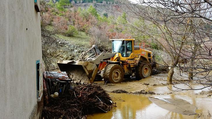 Kütahya’da yapay gölet taştı, 1 ev ve ahırı su bastı