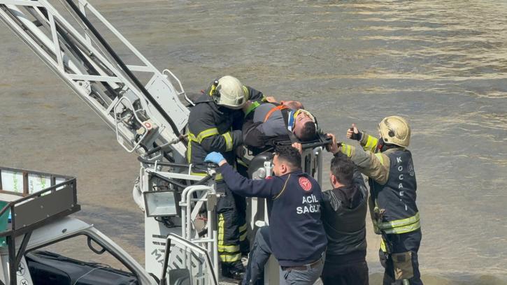 Dereye uçan kamyonetin sürücüsü öldü; kaza kamerada (2)