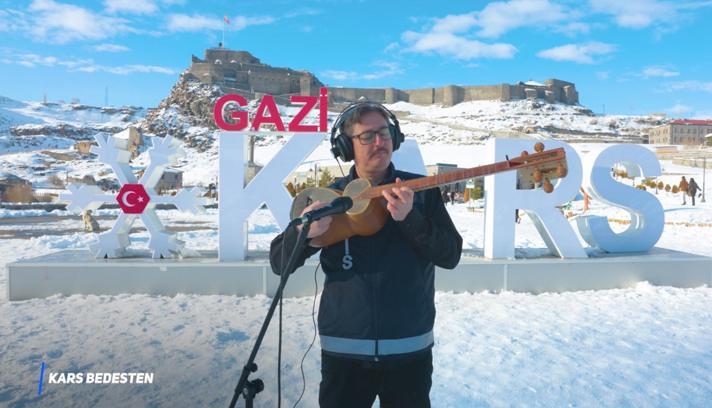 Kars polisi hem çaldı hem söyledi