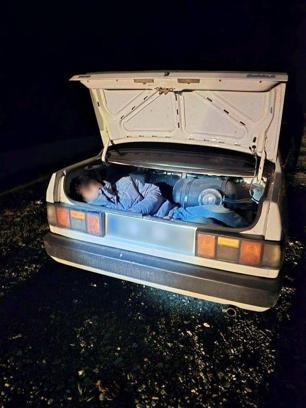 Artvin'de 1’i otomobil bagajında, 6 kaçak göçmen yakalandı