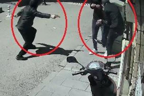 2 kişiye tabancayla ateş edip kaçtı; o anlar kamerada