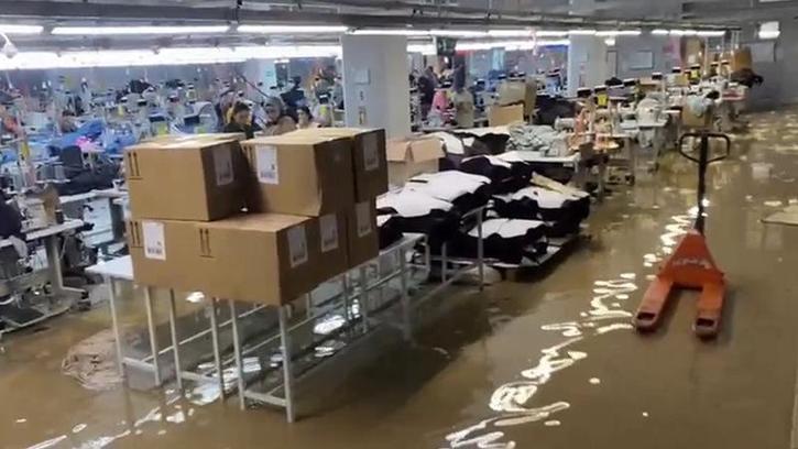 Şanlıurfa'da sağanak nedeniyle tekstil fabrikasını su bastı; işçiler tahliye edildi