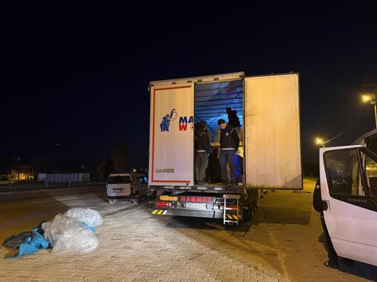 Durdurulan TIR’da 18 kaçak göçmen yakalandı