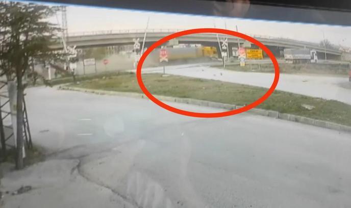 TIR’ın çarptığı otomobilin sürücüsü öldü; kaza kamerada