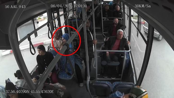 Belediye otobüsünde fenalaşan yolcuyu şoför hastaneye yetiştirdi; o anlar kamerada
