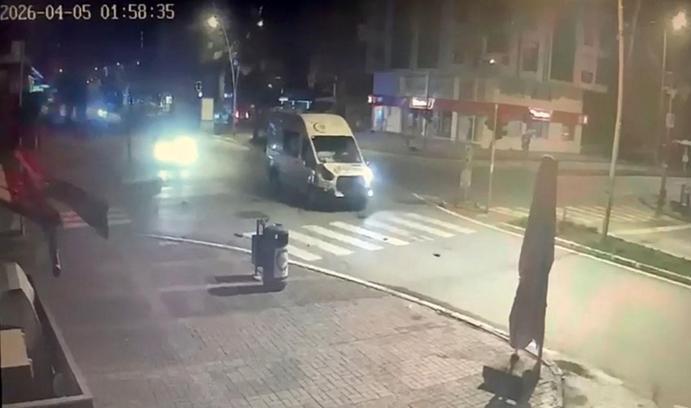 Ambulansla minibüs çarpıştı: 2 yaralı