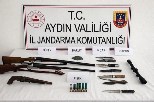 Evi ve deposunda 3 ruhsatsız silah ve 7 bıçak ele geçirilen şüpheli gözaltına alındı