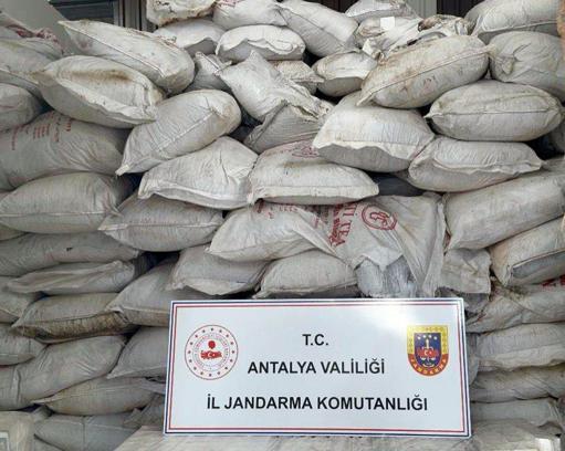 Kepez’de 65 milyon TL'lik kaçakçılık operasyonu