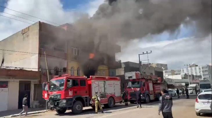 2 katlı binada çıkan yangında 1’i bebek, 4 kişi dumandan etkilendi
