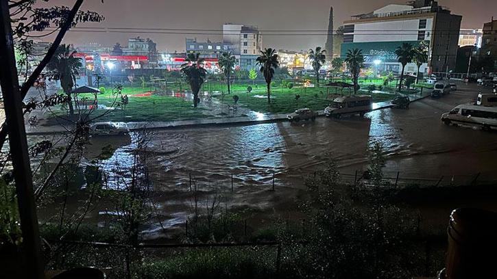 Osmaniye'de sağanak nedeniyle Savrun Çayı ve Bülbül Deresi taştı; sele kapılan otomobildeki 2 kişi öldü