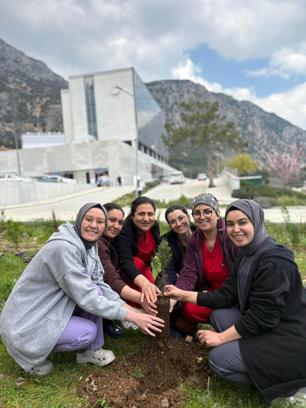 Hastane bahçesine fidan dikimi
