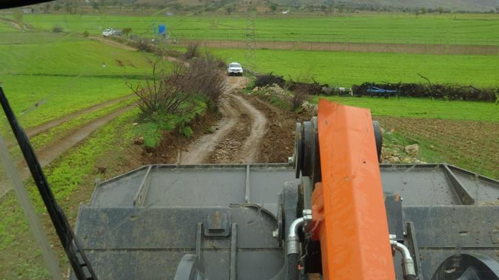 Çamura saplanan araçtaki hasta, ekiplerin müdahalesiyle kurtarıldı
