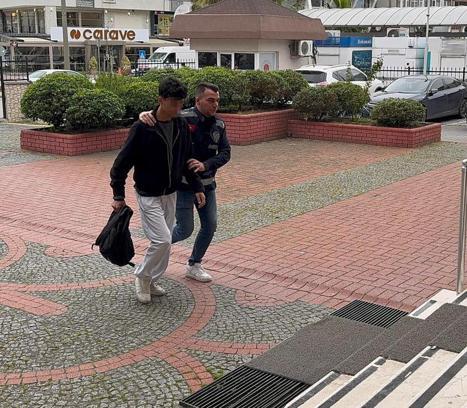 Ehliyet sınavı için kopya düzeneği kuranlara suçüstü; 5 gözaltı