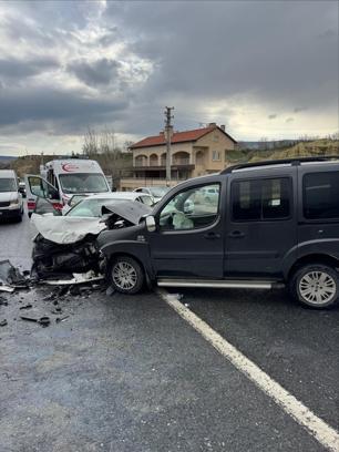 Nevşehir'de hafif ticari araç ile otomobil çarpıştı: 5 yaralı