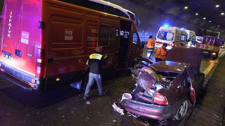 Bolu Dağı Tüneli'nde TIR ile otomobil çarptı: 5 yaralı