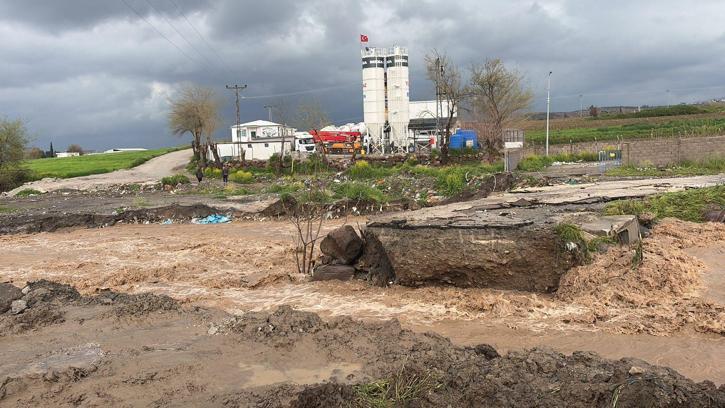 Osmaniye'de sel nedeniyle köprü çöktü