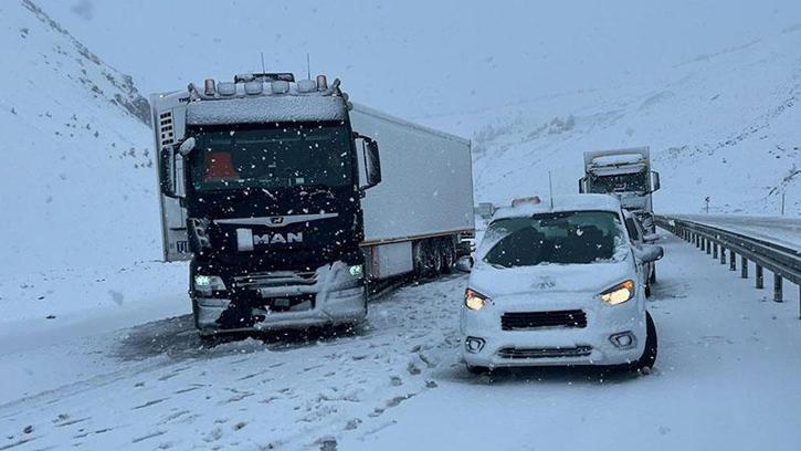 Erzincan- Sivas kara yolu Sakaltutan Geçidi’nde ulaşıma kar engeli