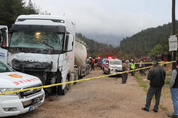 Antalya’da TIR ile minibüs çarpıştı: 7 ölü, 7 yaralı (2)