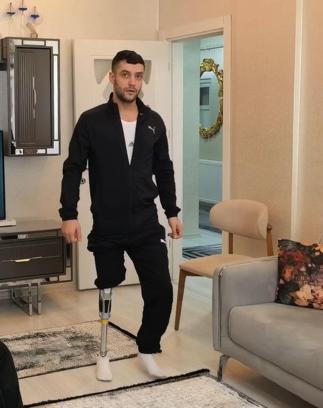 Akın motosiklet kazasında bacağını kaybetti, hayırseverler 450 bin liralık protezle yürümesini sağladı