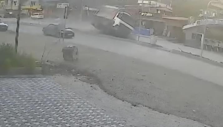 Hafriyat kamyonunun devrildiği kaza güvenlik kamerasına yansıdı