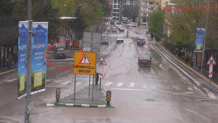 Otomobilin elektrik direğine çarptığı kaza kamerada