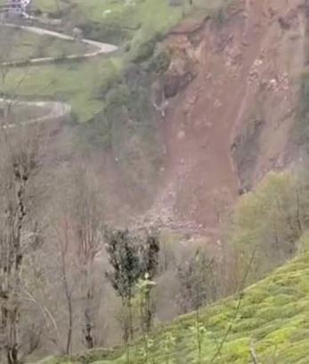 Rize'de yamaçtan kopan kaya, dereye yuvarlandı; o anlar kamerada