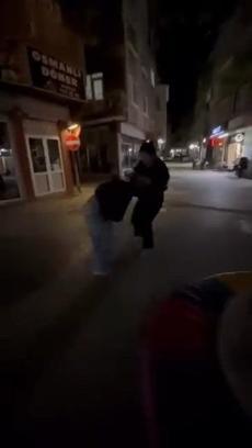 Bursa'da genç kızların saç saça kavgası kamerada