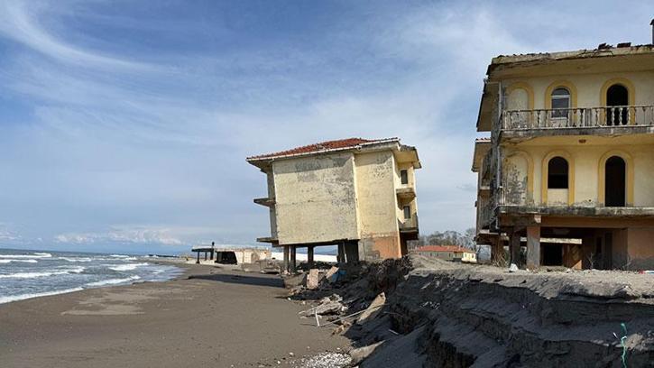6 yıl önce tahliye edilen villalardan biri yan yattı