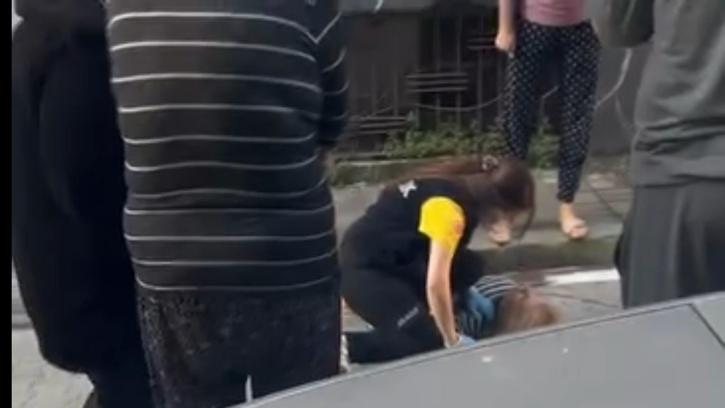 Müşterisinin evinde temizlik yaparken 5’inci kattan düşüp, yaralandı