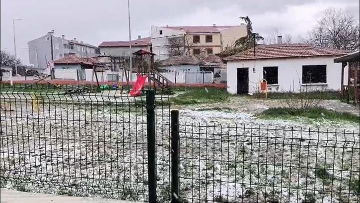 Edirne’de dolu yağışı; ilçe beyaza büründü